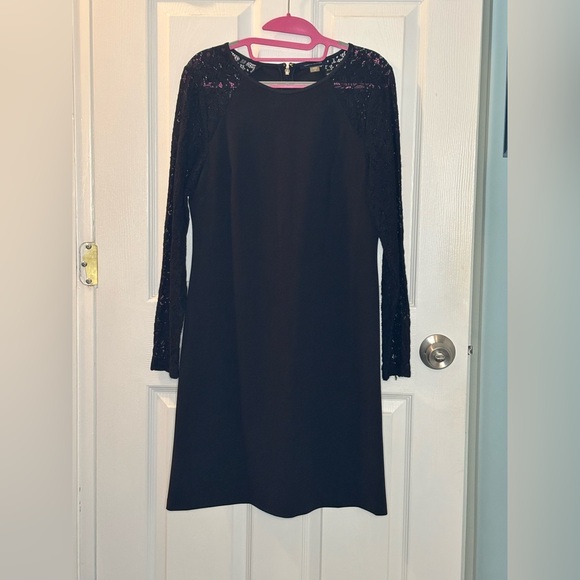 Tommy Hilfiger short black dress. Lace sleeves. - Picture 4 of 5
